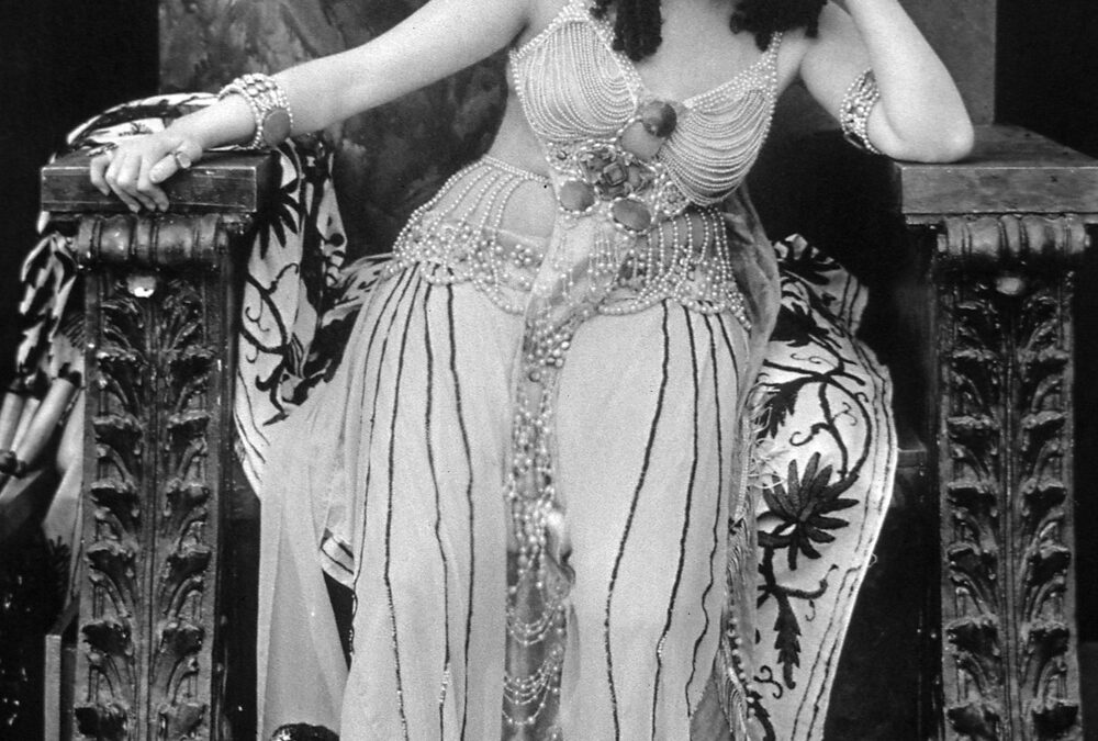 Theda Bara : et Hollywood créa la vamp