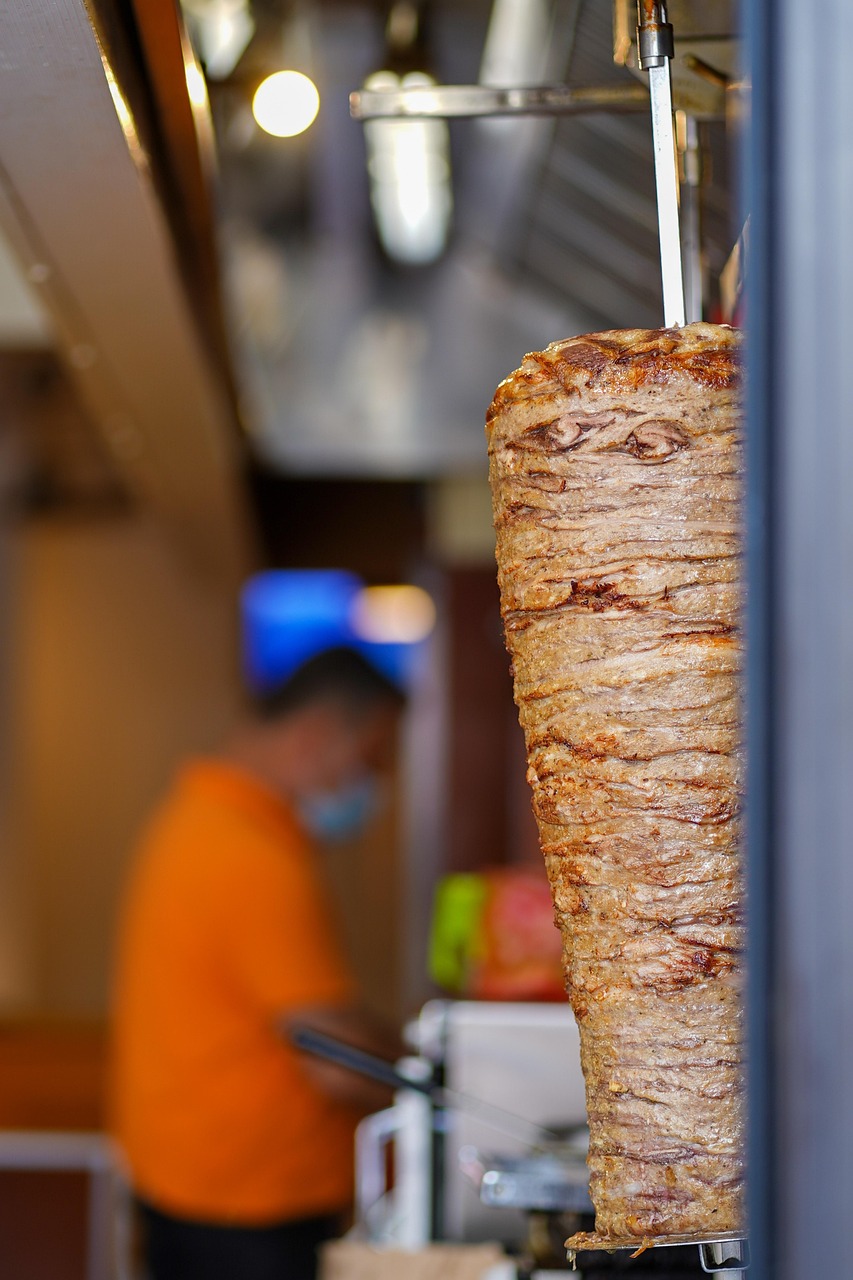 kebab Les origines étymologiques et surtout historiques du kebab sont alambiquées.